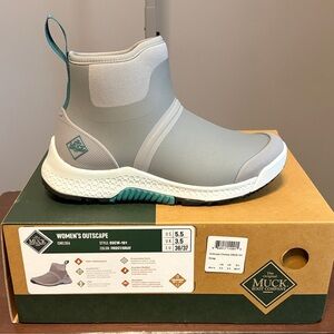 Muck Boot Women's Outscape Chelsea Ankle Boot in Frost/Gray
